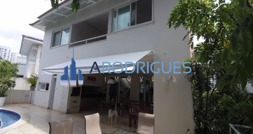 Imponente casa à venda no Alphaville I: 4 suítes, 3 salas, 6 banheiros, 4 vagas de garagem, 601m² de área privativa!