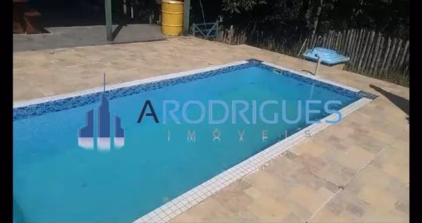 Um anúncio de venda de fazenda!  Detalhes da Fazenda: - Localização: Município de Candeias, 10 km da BR 324, 35 km de Salvador - Características da ca