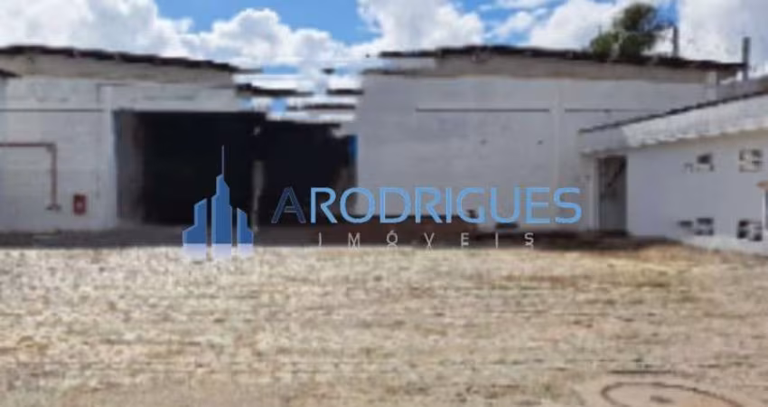Galpão comercial à venda em Salvador-BA, bairro Águas Claras: 5 salas, 3 banheiros, 20 vagas de garagem, 1.000m² de área.