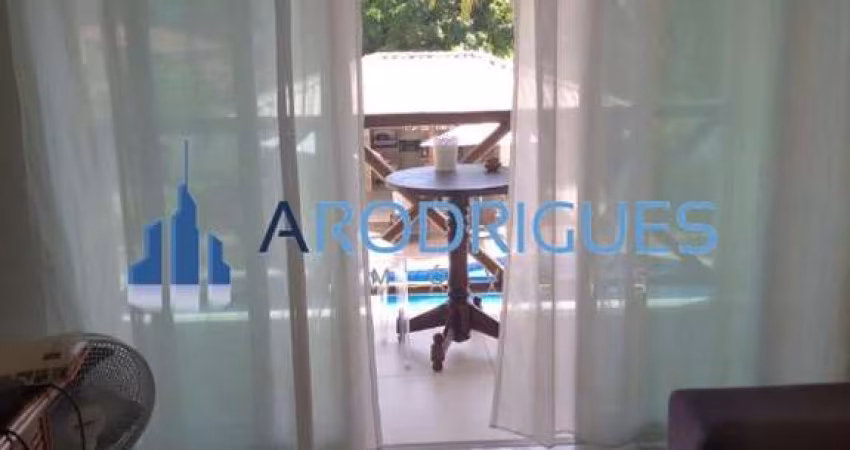 Imperdível oportunidade de adquirir casa em condomínio no Monte Gordo, Camaçari-BA! 2 quartos, 1 suíte, 1 sala, 2 vagas de garagem, 77m² de área.