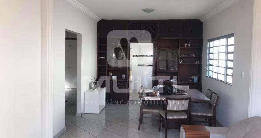 Casa com 4 quartos para alugar no Daniel Fonseca, Uberlândia 