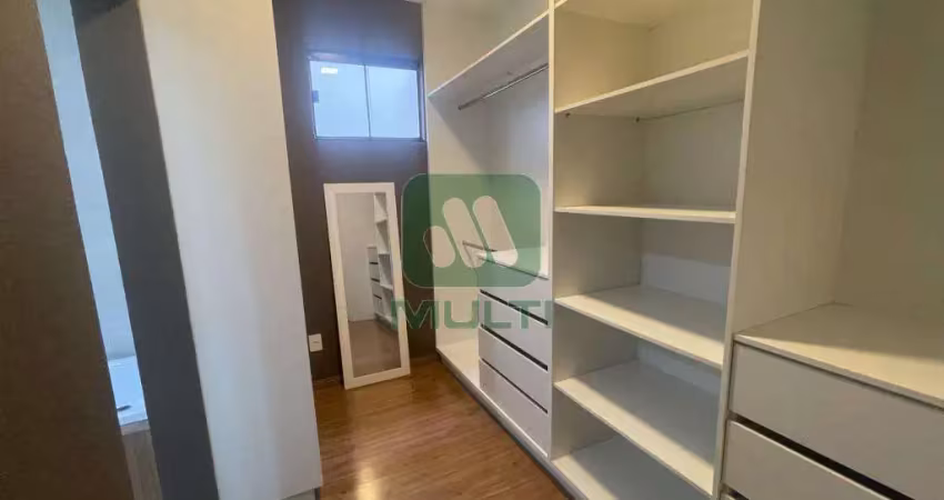 Casa em condomínio fechado com 3 quartos para alugar em Laranjeiras, Uberlândia 