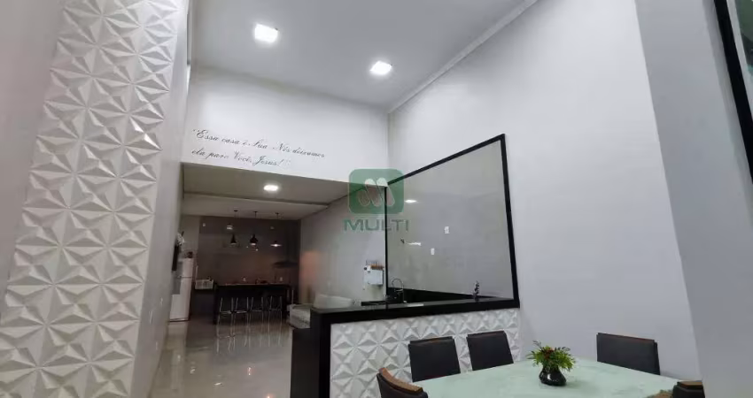 Casa com 3 quartos para alugar no Jardim Europa, Uberlândia 