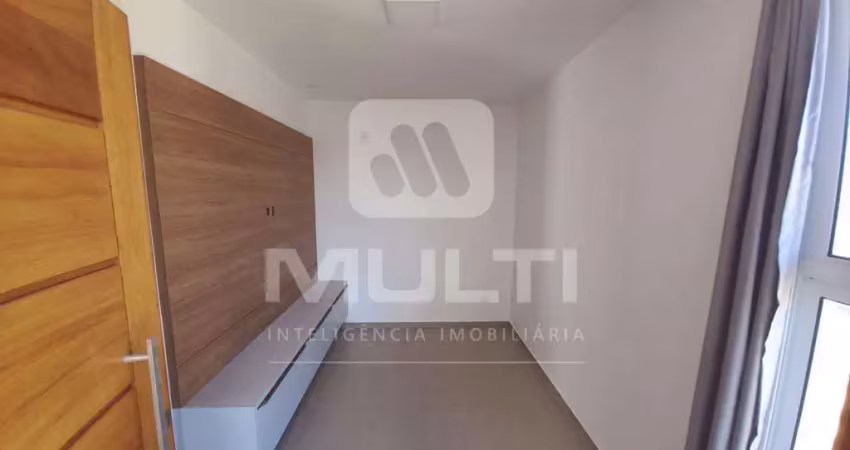 Casa em condomínio fechado com 3 quartos para alugar no Valparaíso, Uberlândia 