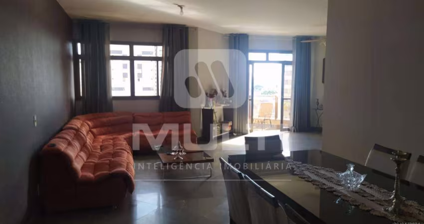 Apartamento com 4 quartos para alugar no Osvaldo Rezende, Uberlândia 