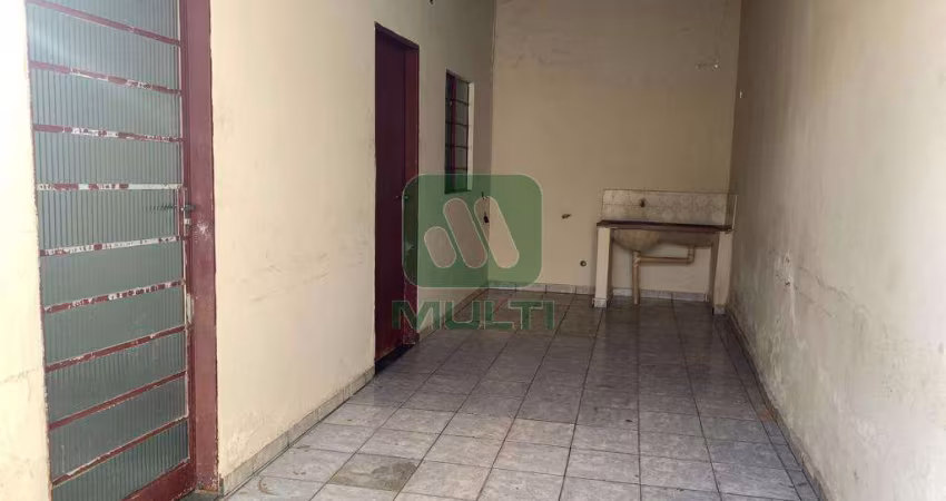 Casa com 2 quartos para alugar no Osvaldo Rezende, Uberlândia 