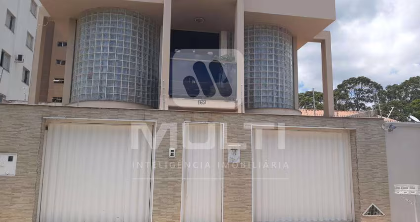 Casa com 4 quartos para alugar no Vigilato Pereira, Uberlândia 