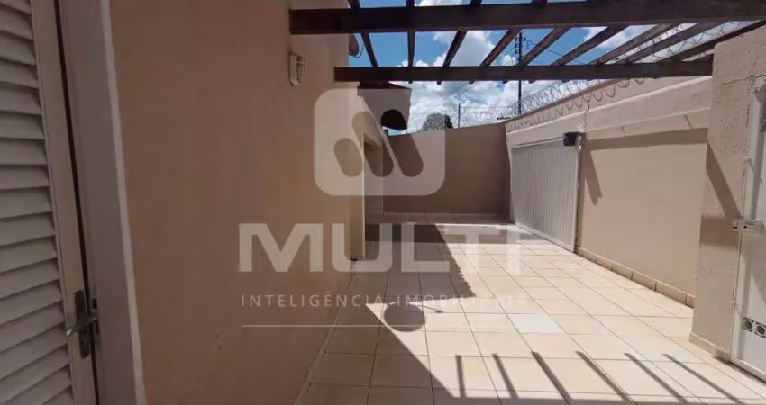 Casa com 3 quartos para alugar no Daniel Fonseca, Uberlândia 