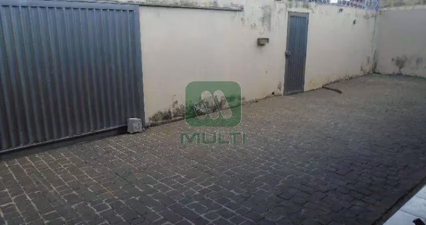 Casa com 3 quartos para alugar na Cidade Jardim, Uberlândia 