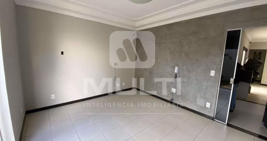 Casa com 7 quartos para alugar no Presidente Roosevelt, Uberlândia 