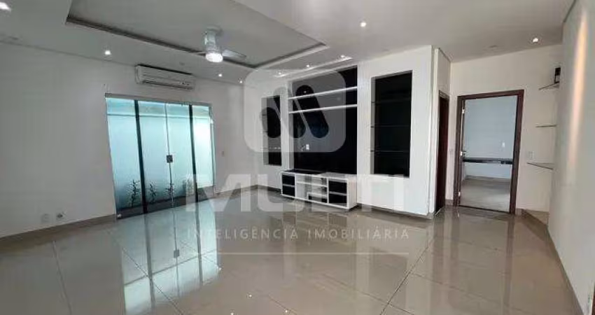 Casa em condomínio fechado com 3 quartos para alugar no Santa Mônica, Uberlândia 