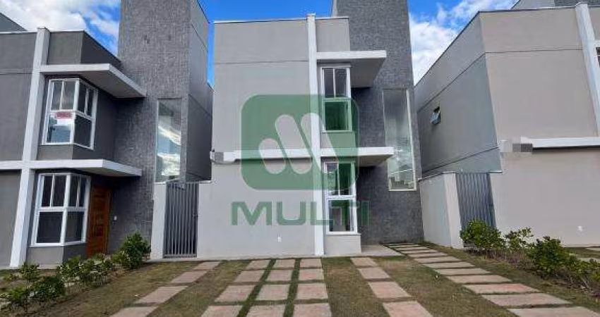 Casa em condomínio fechado com 3 quartos para alugar no Valparaíso, Uberlândia 