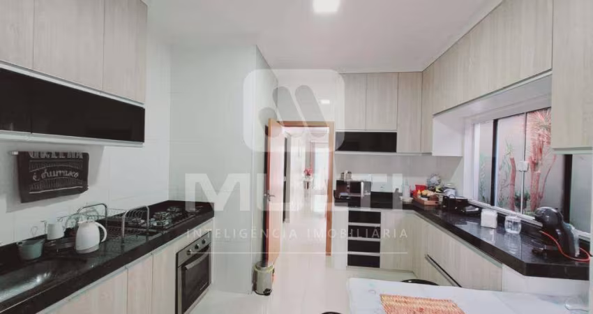 Casa com 3 quartos para alugar em Laranjeiras, Uberlândia 