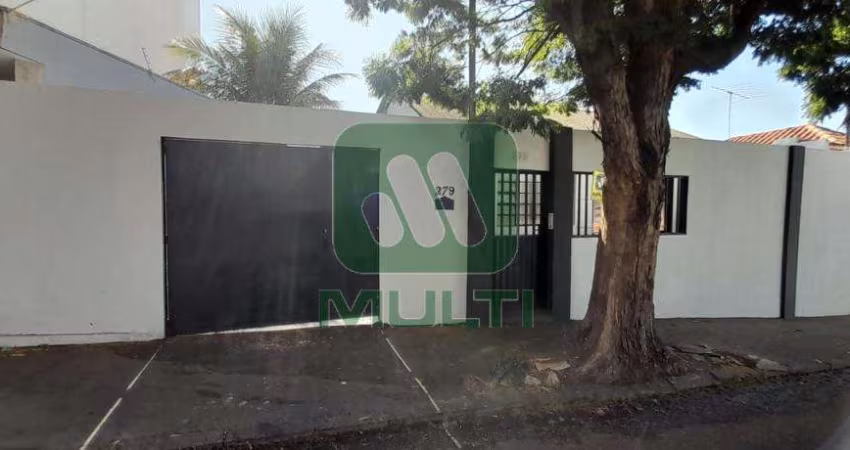 Casa com 3 quartos para alugar no Centro, Uberlândia 
