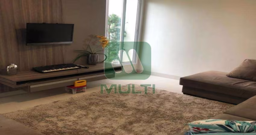 Apartamento com 4 quartos para alugar no Vigilato Pereira, Uberlândia 