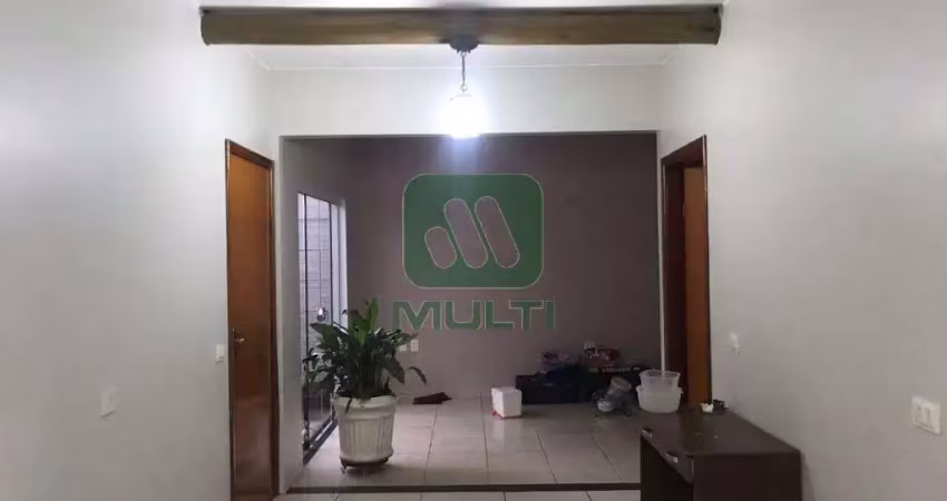 Casa com 3 quartos para alugar no Presidente Roosevelt, Uberlândia 