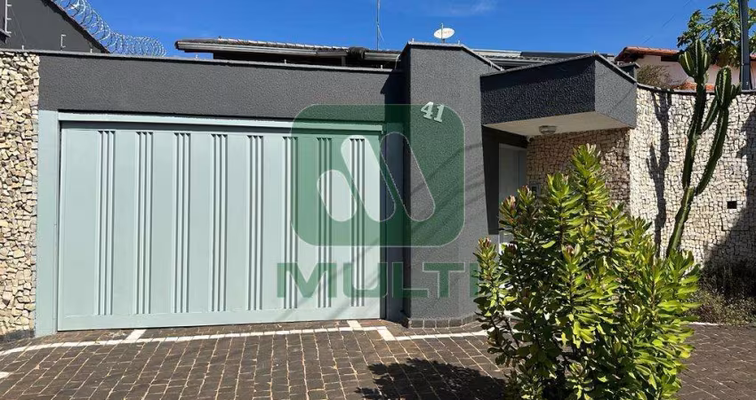 Casa com 3 quartos para alugar na Cidade Jardim, Uberlândia 