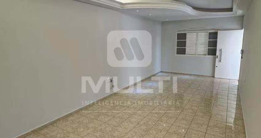 Casa com 3 quartos para alugar no Martins, Uberlândia 