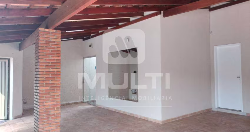 Casa com 3 quartos para alugar em Granada, Uberlândia 