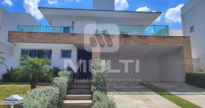 Casa em condomínio fechado com 4 quartos para alugar no Jardins Roma, Uberlândia 