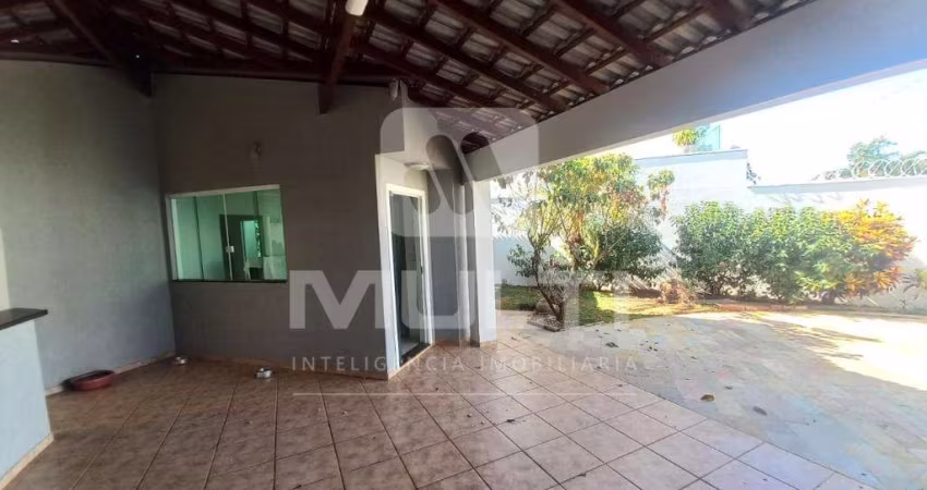 Casa com 3 quartos para alugar no Jardim Inconfidência, Uberlândia 
