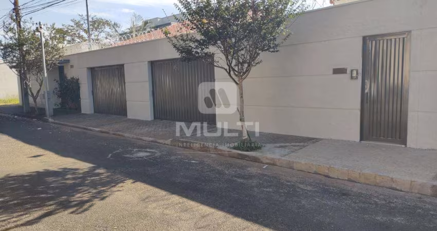Casa com 3 quartos para alugar no Jardim Karaíba, Uberlândia 
