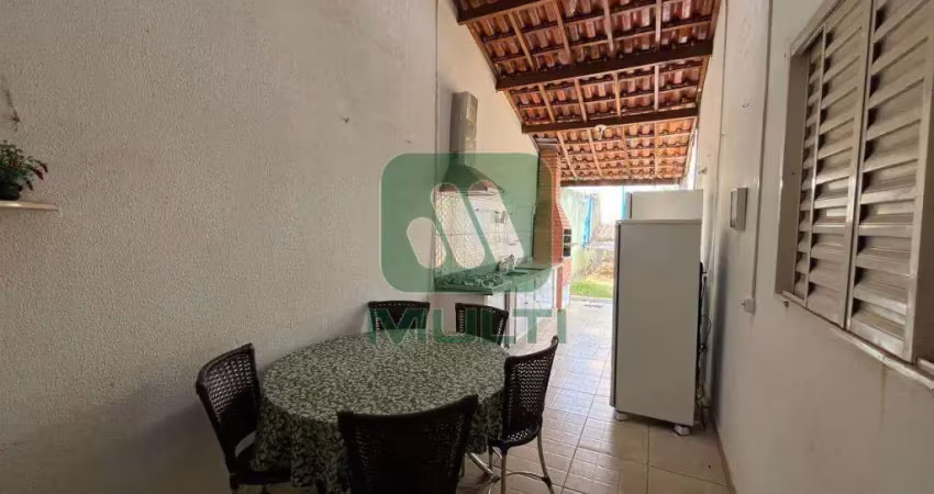 Casa com 3 quartos para alugar em Granada, Uberlândia 