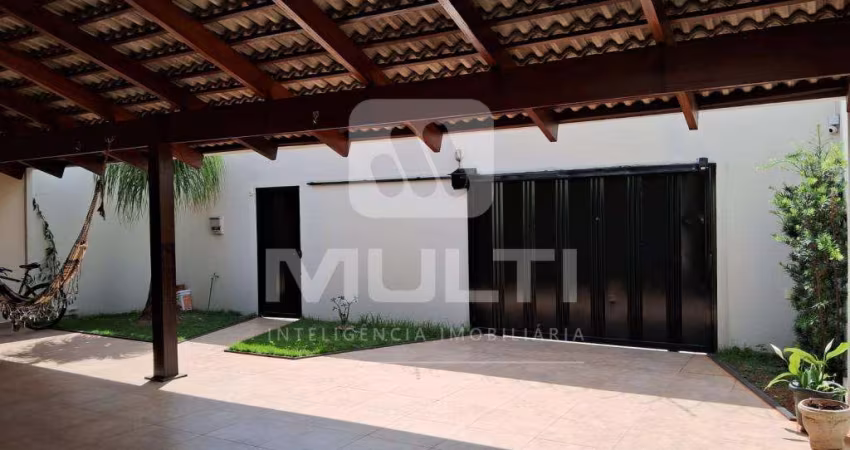 Casa com 3 quartos para alugar no Jardim Inconfidência, Uberlândia 