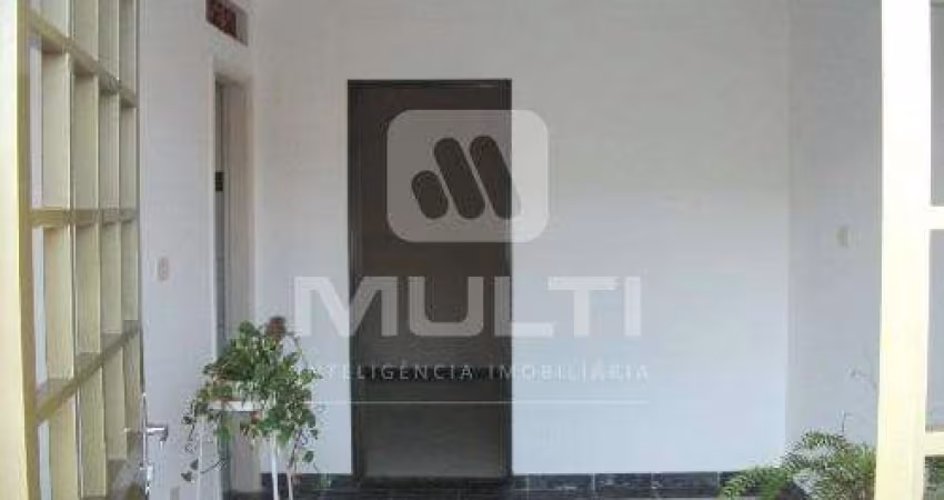 Casa com 4 quartos para alugar no Umuarama, Uberlândia 