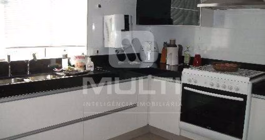 Casa com 3 quartos para alugar no Vigilato Pereira, Uberlândia 