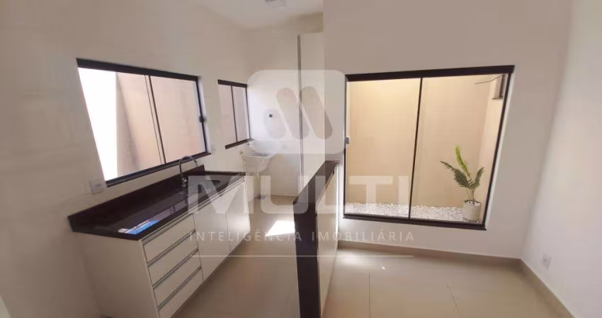 Casa com 2 quartos para alugar no Shopping Park, Uberlândia 