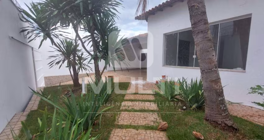 Casa com 3 quartos para alugar na Cidade Jardim, Uberlândia 