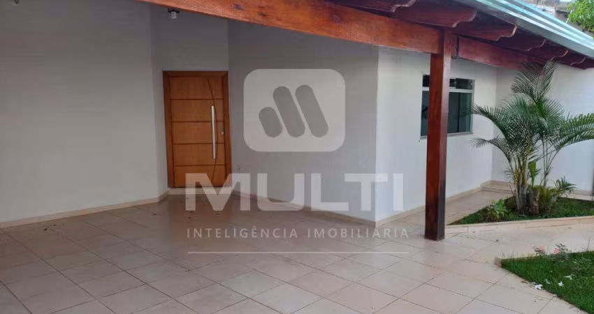 Casa com 3 quartos para alugar na Cidade Jardim, Uberlândia 