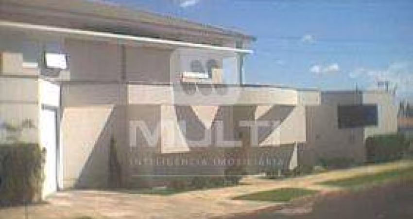 Casa com 5 quartos para alugar no Morada da Colina, Uberlândia 