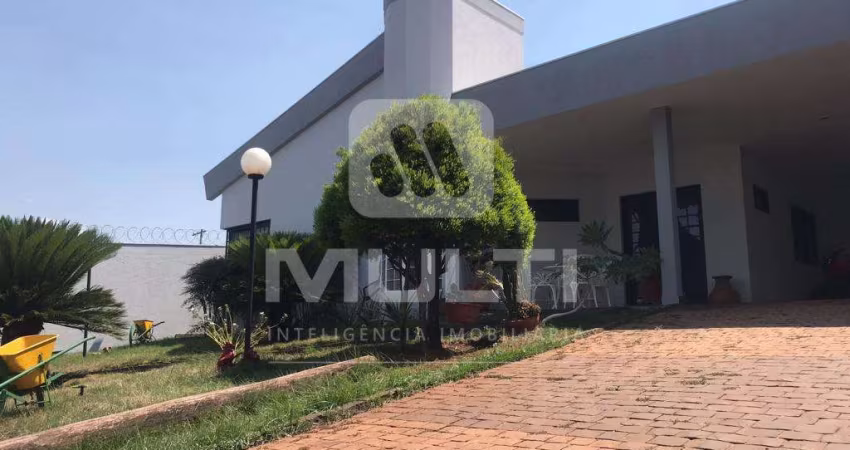 Casa com 5 quartos para alugar na Cidade Jardim, Uberlândia 