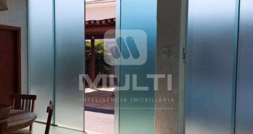 Casa em condomínio fechado com 4 quartos à venda no Santa Mônica, Uberlândia 