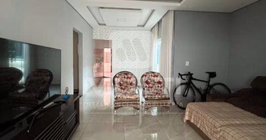 Casa com 3 quartos à venda no Jardim Holanda, Uberlândia 