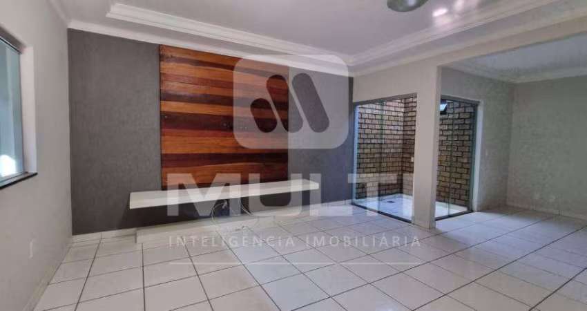 Casa com 3 quartos à venda na Cidade Jardim, Uberlândia 