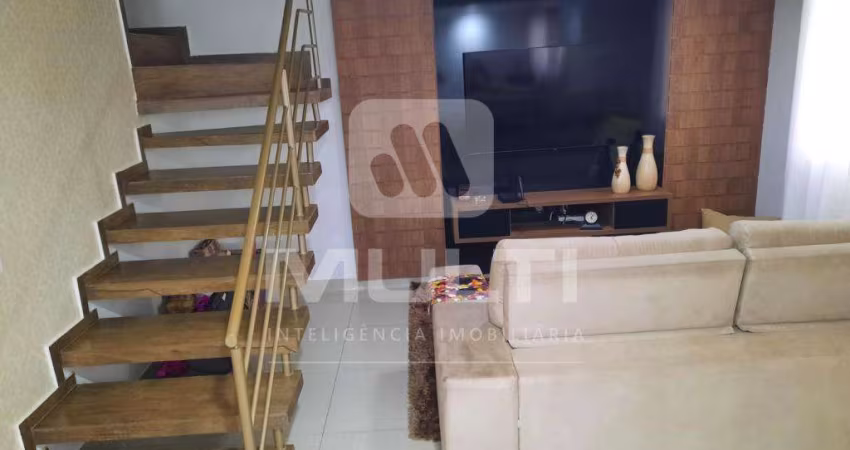 Casa em condomínio fechado com 3 quartos à venda no Altamira, Uberlândia 