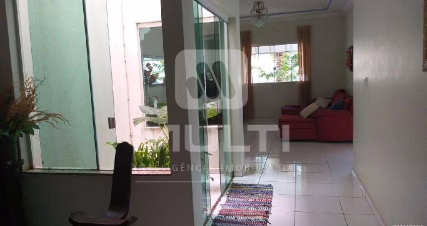Casa com 3 quartos à venda no Presidente Roosevelt, Uberlândia 