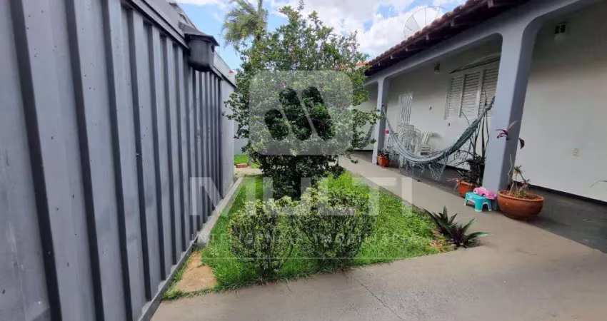 Casa com 3 quartos à venda na Cidade Jardim, Uberlândia 