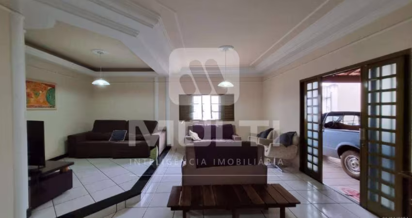 Casa com 3 quartos à venda no Santa Mônica, Uberlândia 
