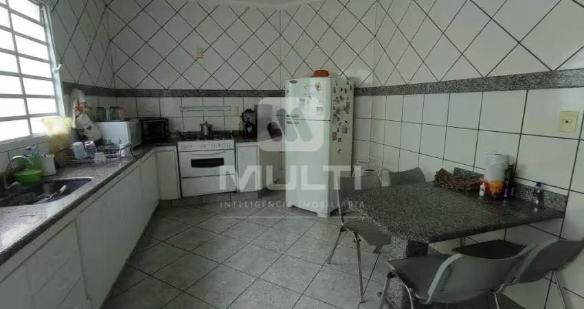 Casa com 4 quartos à venda na Cidade Jardim, Uberlândia 