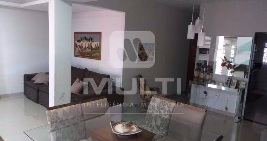 Casa com 4 quartos à venda no Jardim Europa, Uberlândia 