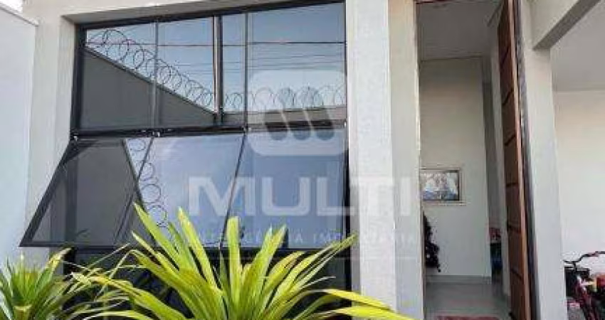 Casa com 4 quartos para alugar no Novo Mundo, Uberlândia 