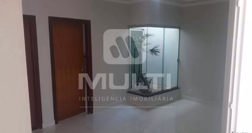 Casa com 3 quartos para alugar no Alto Umuarama, Uberlândia 