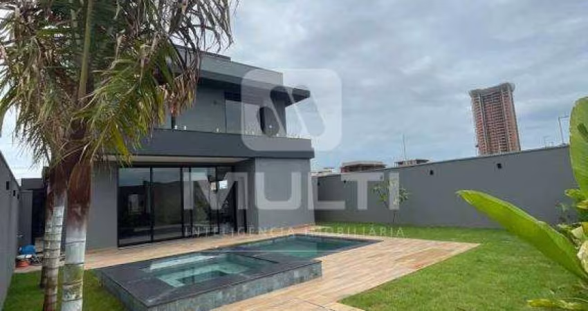 Casa em condomínio fechado com 4 quartos para alugar no Gávea, Uberlândia 