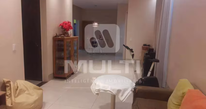 Casa com 4 quartos à venda no Santa Mônica, Uberlândia 