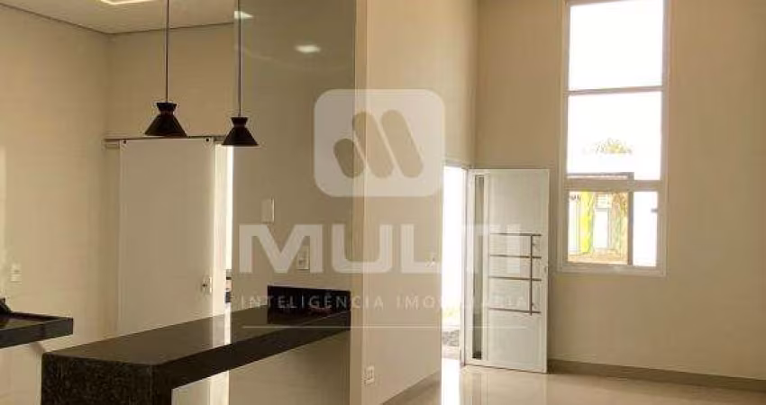 Casa com 3 quartos à venda no Conjunto Segismundo Pereira, Uberlândia 