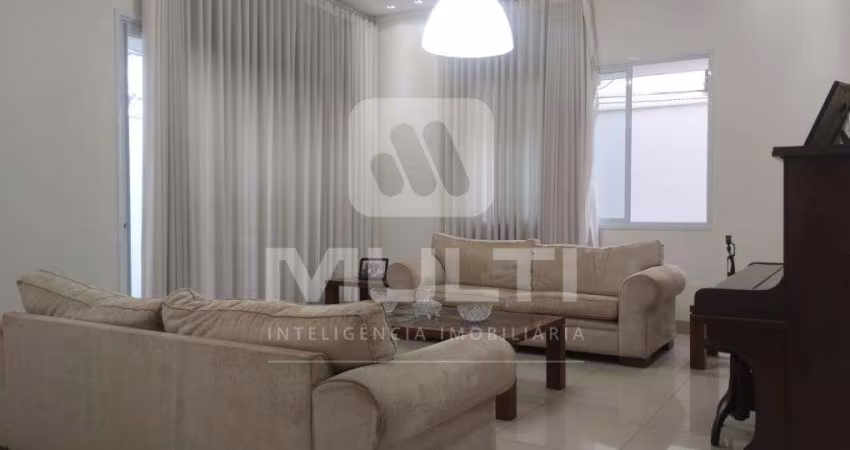 Casa com 3 quartos à venda no Centro, Uberlândia 